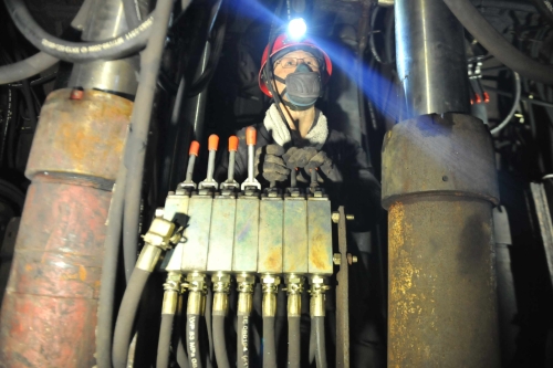 ��ɽú��ߵ�����ú�������ʹ��C86Һѹ֧����ǰ�ƽ�